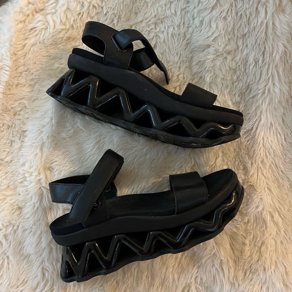 Marc By Marc Jacobs RARE Wavy Sandals in Black size 8